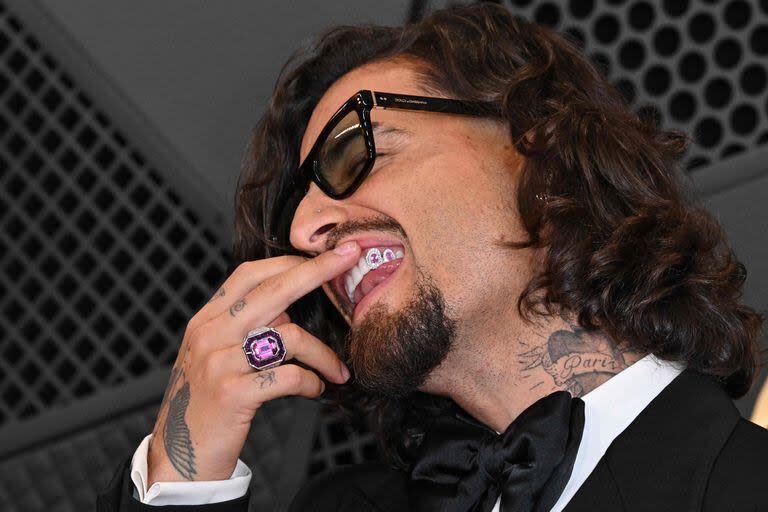 El artista colombiano Maluma muestra sus dientes decorados en el Crypto.com Arena de Los Angeles; tras enterarse que había perdido en la categoría en la que estaba nominado por su último disco Don Juan, mejor álbum pop latino, publicó una historia en Instagram en la que aseguró que 