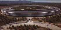 Ein neues Drohnenvideo zeigt die letzten Bauarbeiten am Apple Park, den Journalisten am 12. September erstmals betreten durften. Von der Eingangsseite her sieht das riesige Bürogebäude, gerne auch als UFO bezeichnet, schon ziemlich fertig aus. (Bild-Copyright: Matthew Roberts/YouTube)