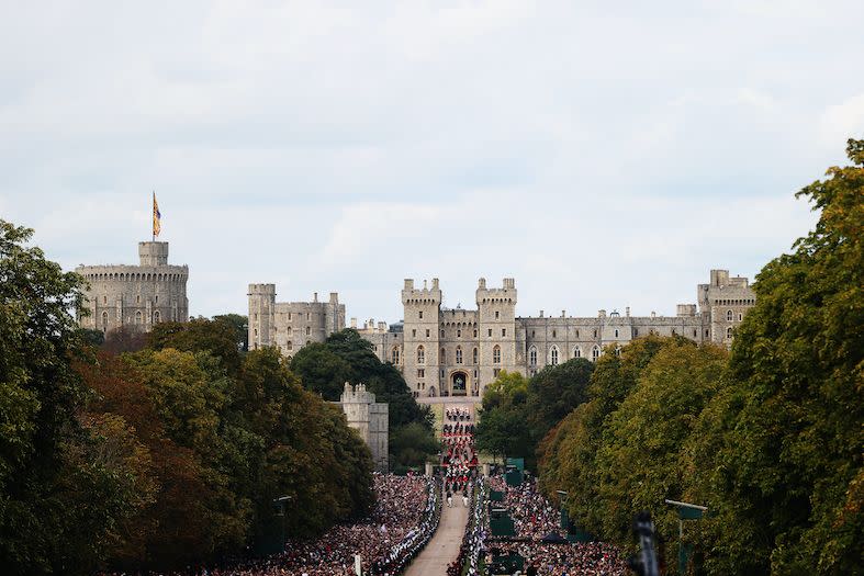 <p>Mourners watch as the hearse carrying Queen Elizabeth II drives to Windsor Castle, which is to be Her Majesty's final resting place.</p>