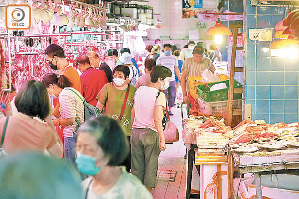 食肆晚飯收爐，大量市民惟有到街市買餸煮飯。（黃偉邦攝）