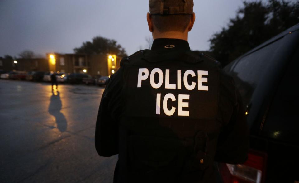 U.S. Immigration and Customs Enforcement agents enter an apartment complex looking for a specific undocumented immigrant convicted of a felony during an early morning operation in Dallas on March 6, 2015. (Photo: LM Otero/AP)