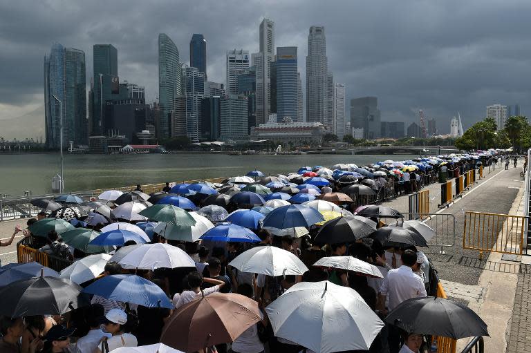 Mourners queue to pay their respects to Singapore&#39;s late former prime minister Lee Kuan Yew where he lies in state at Parliament House in Singapore on March 28, 2015