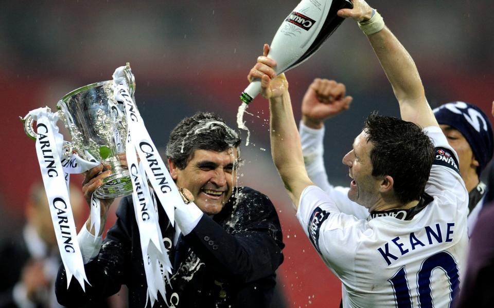 Robbie Keane pours champagne on Juande Ramos - ACTION IMAGES