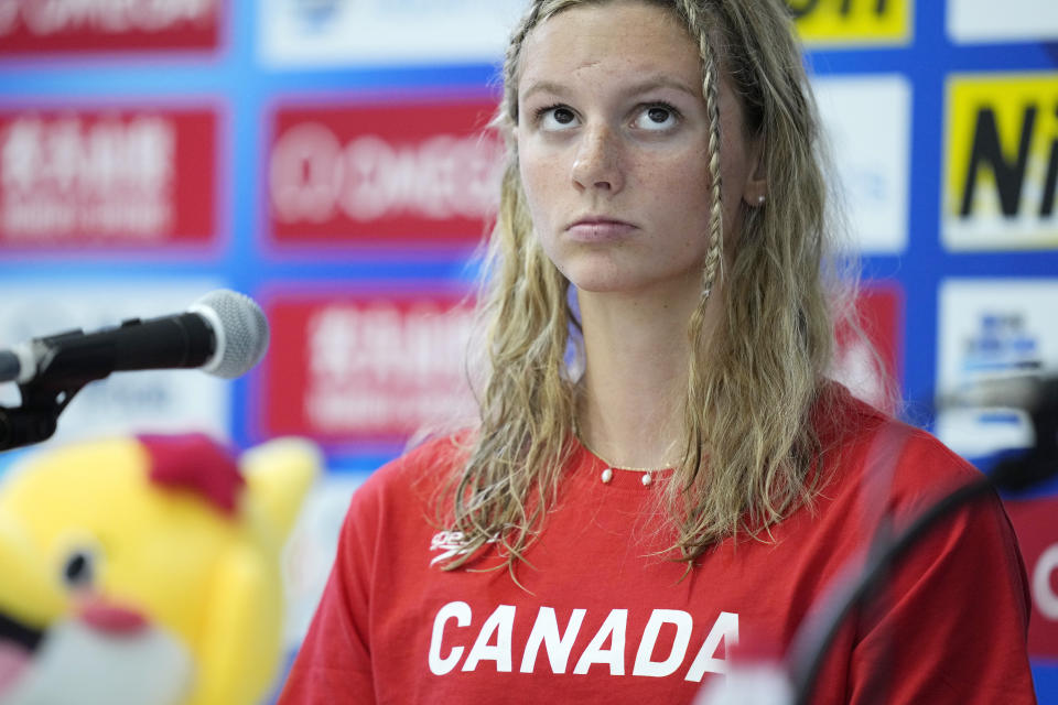 La canadiense Summer McIntosh en conferencia de prensa antes de iniciar su participación en el Campeonato Mundial de natación en Fukuoka, Japón el viernes 21 de julio del 2023. (AP Foto/Eugene Hoshiko)