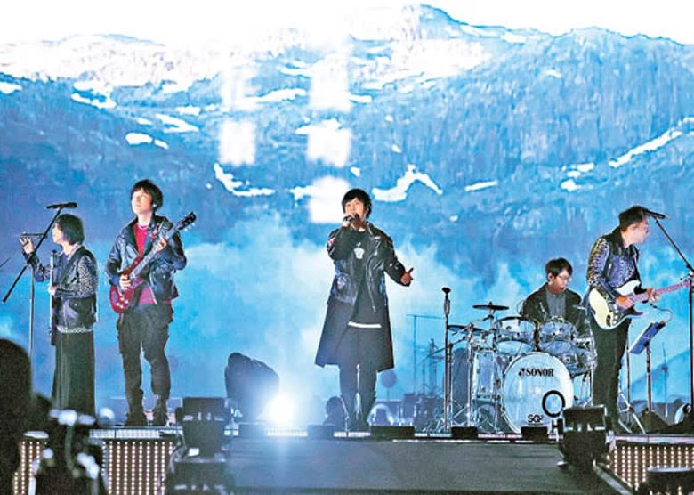 五月天正在台灣舉行演唱會，與歌迷歡度聖誕及迎新年。