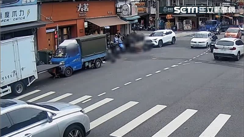 小貨車司機身體不適，沿路碰撞6機車害2騎士掛彩受傷。（圖／翻攝畫面）