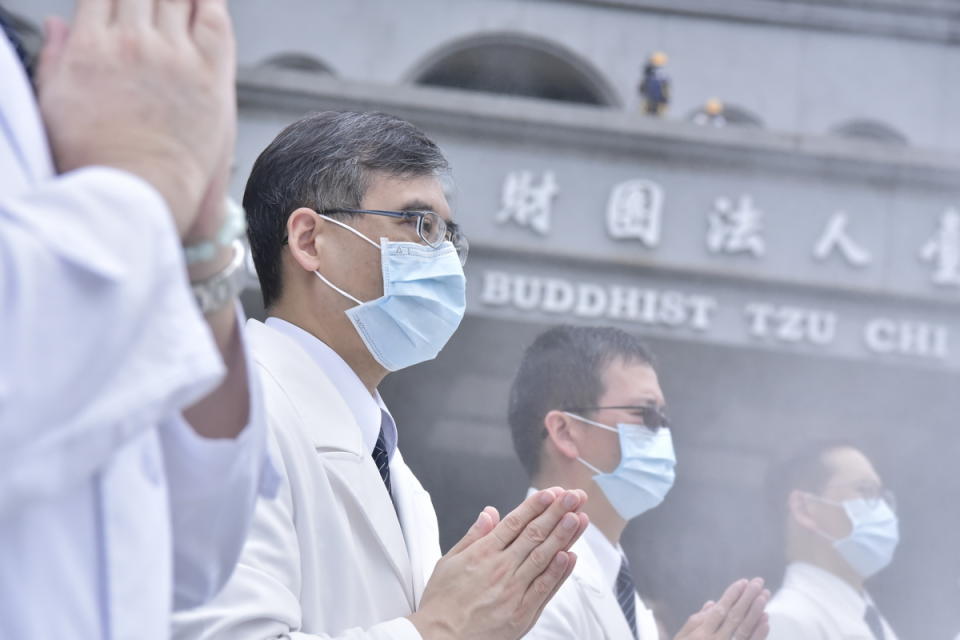 內科加護病房蘇文林主任經過大疫三年，浴佛心境全然不同，誠心祝禱人人身體健康。
