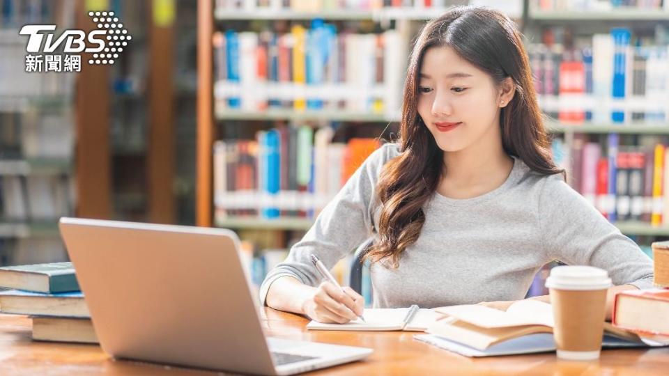 14歲少女寫完作業後接著練書法、畫畫。（示意圖，非當事人／shutterstock達志影像）