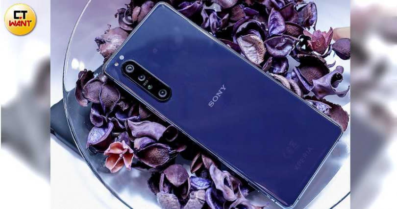 Sony Xperia 1 II才上市兩周左右，主鏡頭組採「3+1」組合，以3顆1200萬畫素鏡頭搭配一顆 3DiToF 感測器。（圖／焦正德攝）