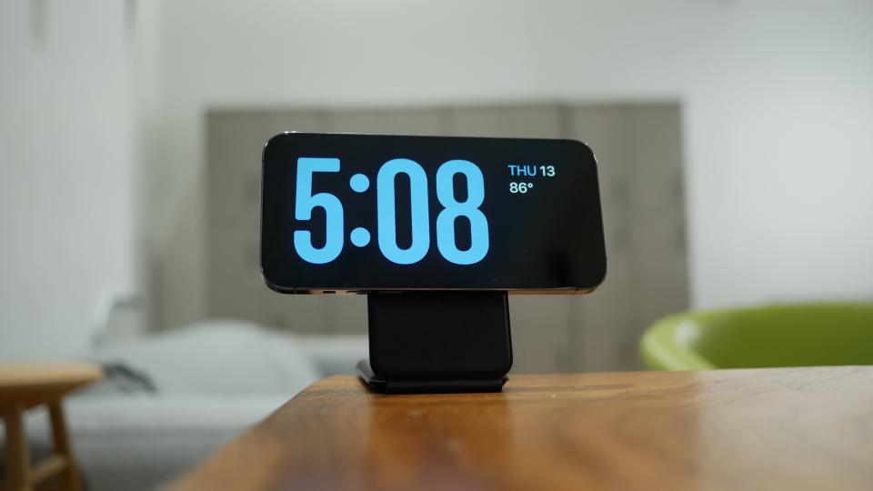ios 17 standby mode clock view