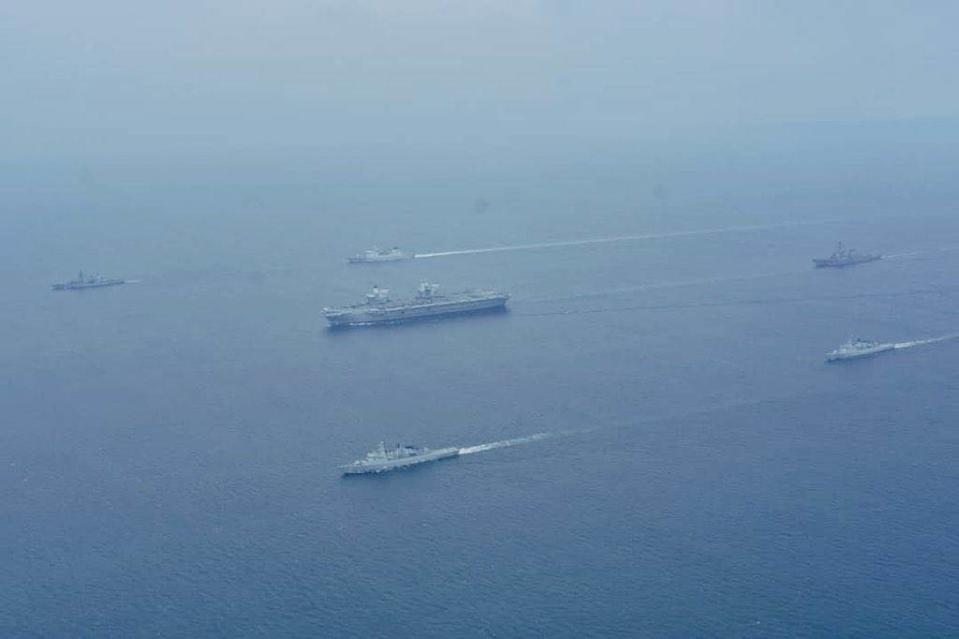 英女王號航母與馬來西亞海軍會合後穿行麻六甲海峽。（圖／馬來西亞海軍０