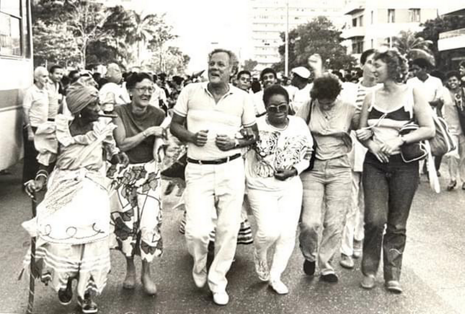 El periodista y escritor Armando López arrollando con Juana Bacallao (a su lado, der.) en Cuba.