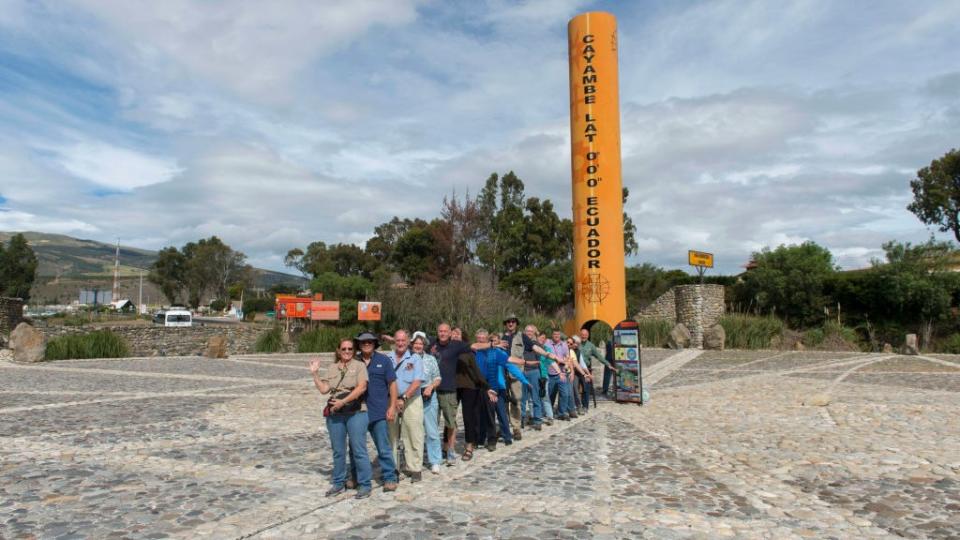 Turistas tiram fotos no monumento equatorial de Quitsato, no Equador