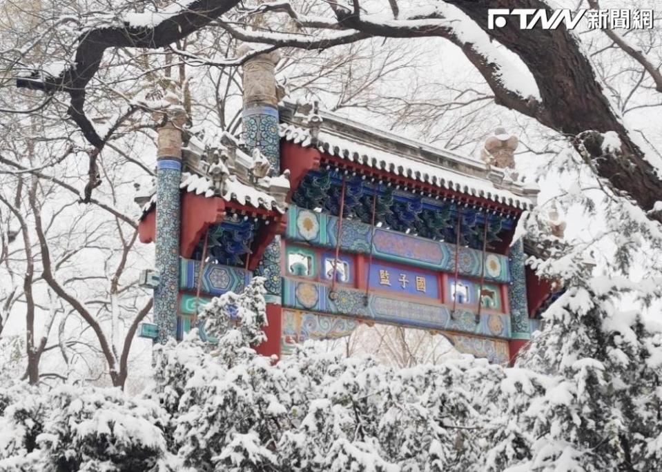 北京迎來2023冬季第一場雪，白雪掩映孔廟國子監古建築。（圖／央視微博）