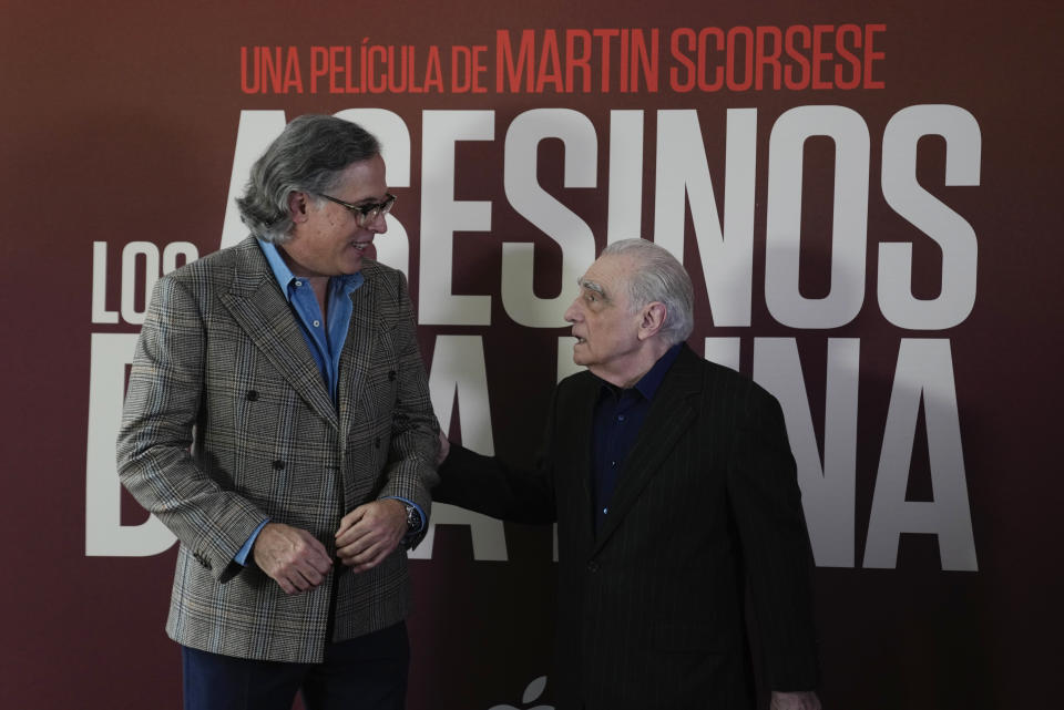 El director y productor Martin Scorsese, derecha, con el director de fotografía mexicano Rodrigo Prieto durante una sesión fotográfica para promover su película "Killers of the Flower Moon", en la Ciudad de México el 11 de octubre de 2023. (Foto AP /Fernando Llano)