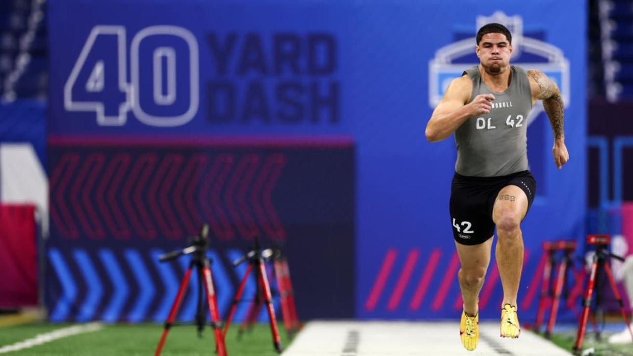 <div>INDIANAPOLIS, INDIANA - FEBRUARY 29: Laiatu Latu #DL42 of UCLA runs the the 40-yard dash during the NFL Combine at Lucas Oil Stadium on February 29, 2024 in Indianapolis, Indiana. (Photo by Kevin Sabitus/Getty Images)</div>