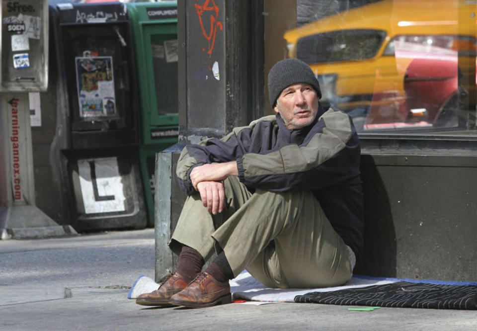 No sabemos si a Bryan Cranston le habrá pasado algo parecido, pero a Richard Gere le confundieron con un mendigo de verdad durante el rodaje de ‘Invisibles’ ('Time Out of Mind’, 2014). Y es que por dejar en casa su look de galán, una turista le ofreció un trozo de pizza al verle rebuscando en la basura. Esta película se estrenará en España el próximo 18 de diciembre. (Foto: IFC Films / Cold Iron Pictures / Lightstream Pictures).