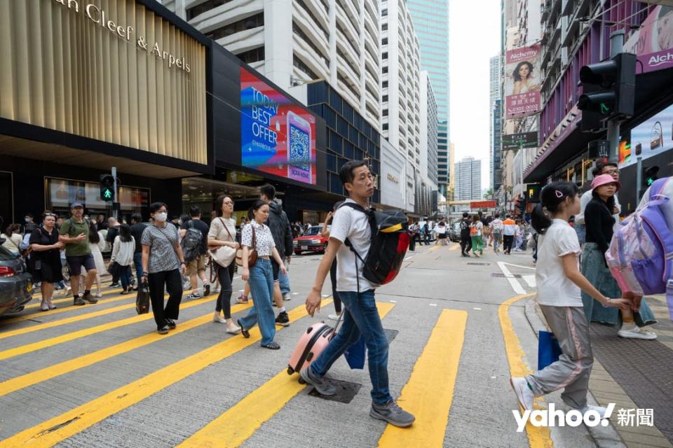 廣東道人來人往，不時出現人車爭路的畫面。