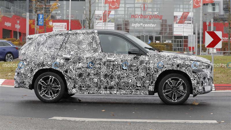 BMW X1大改款測試車換上新樣式輪圈。（圖／翻攝自motor1）