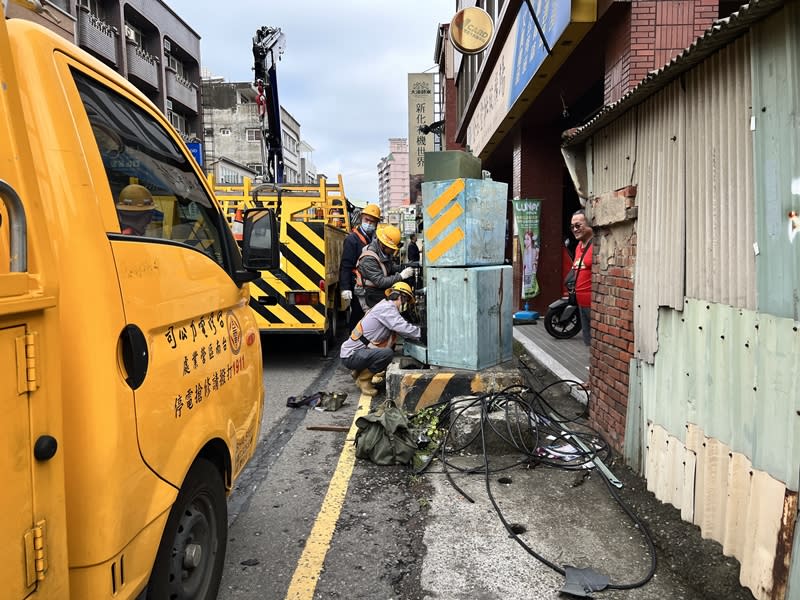 台南市新化區9日凌晨發生1輛自小客車撞上路旁變電箱，雖無人受傷，卻造成附近約70戶人家停電，台電已派人修復。（圖／台南市警局提供）