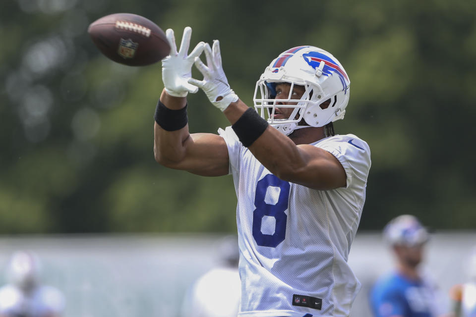 أوركارد بارك ، نيويورك - 15 يونيو: OJ Howard # 8 من Buffalo Bills يصطاد خلال Bills Mini Camp في 15 يونيو 2022 في Orchard Park ، نيويورك.  (تصوير Joshua Peseks / Getty Images)