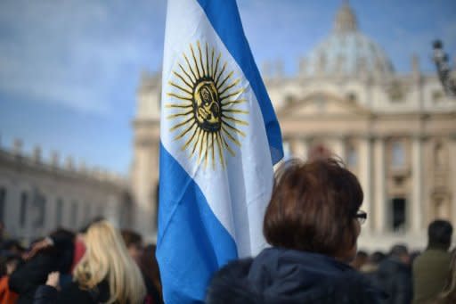 El papa Francisco reza este domingo 17 de marzo ante cientos de miles de personas su primer Ángelus en la Plaza de San Pedro, dos días antes de su entronización. (AFP | Gabriel Bouys)