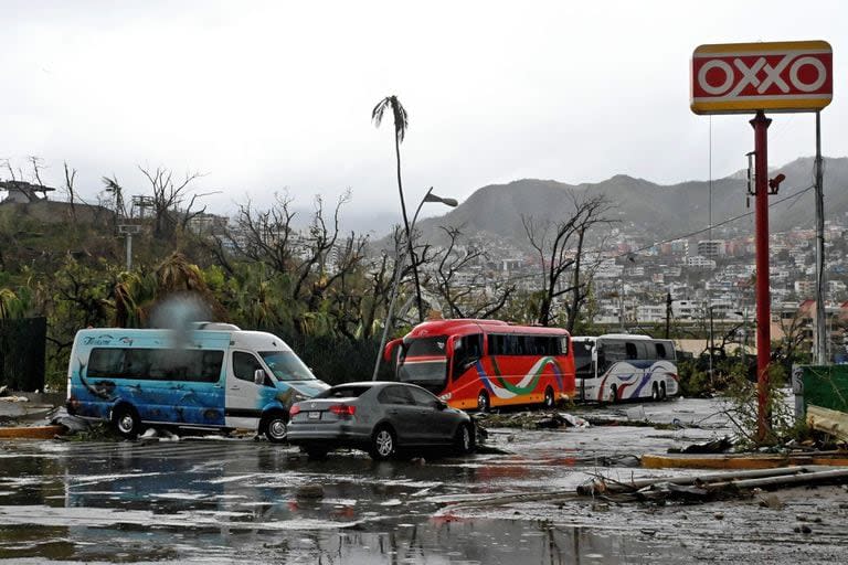 TOPSHOT - View of the damage caused after the passage of Hurricane Otis in Acapulco, Guerrero state, Mexico on October 25, 2023. Mexican authorities rushed to send emergency aid, restore communications and assess damage in the Pacific beach resort of Acapulco on Wednesday after a powerful hurricane left a trail of destruction. President Andres Manuel Lopez Obrador personally joined an official convoy heading for the seaside city by road, despite reports of landslides and other debris blocking the way. (Photo by FRANCISCO ROBLES / AFP)