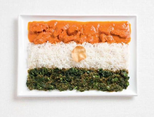 India. Esta bandera está compuesta de pollo al curry, arroz basmati y Cheera Thoran, un platillo a base de espinaca. Lo que se ve en el centro es un pan plano y delgado (en forma de tortilla u oblea), llamado papadam, muy típico de la cocina del subcontinente indio.