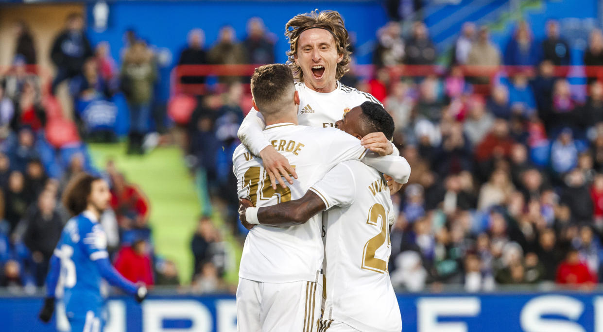 GETFAE, SPAIN- JANUARY 04: (BILD ZEITUNG OUT) Luka Modric of Real Madrid celebrates his goal with team mates during the Liga match between Getafe CF and Real Madrid CF at Coliseum Alfonso Perez on January 4, 2020 in Getafe, Spain. (Photo by TF-Images/Getty Images)