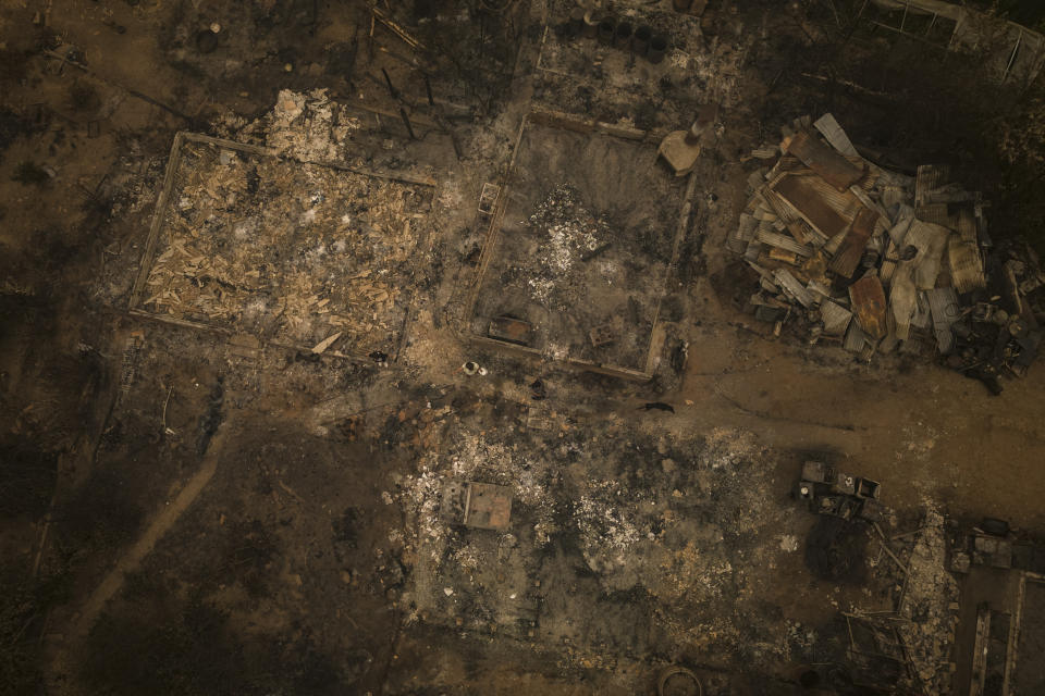 Vistasde los restos de una casa destruida por el fuego en Santa Juana, Chile, el domingo 5 de febrero de 2023. Los incendios se han extendido en el sur y centro de Chile, provocando evacuaciones y la declaración del estado de emergencia en varias regiones. El miércoles 8 de febrero de 2023 aún había 85 incendios descontrolados tras una semana de lucha contra el fuego. (AP Foto/Matias Delacroix)