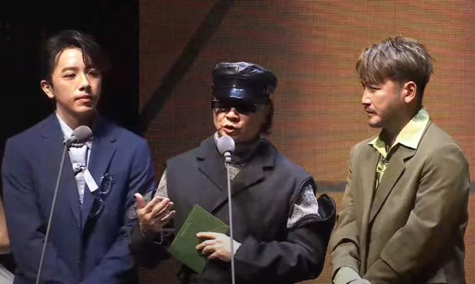 坤達（左起）、邰智源與KID擔任頒獎人。（翻攝自上班不要看 NSFW YouTube）