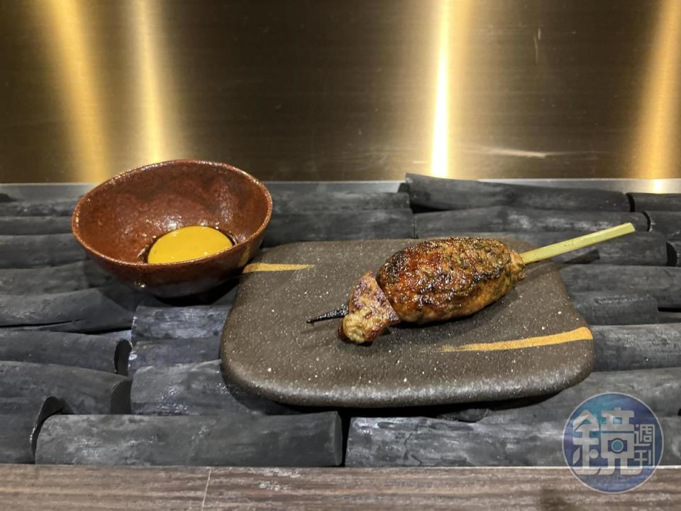 揉入清香紫蘇的「雞肉丸」串上鴨肝，增添內臟滋味。