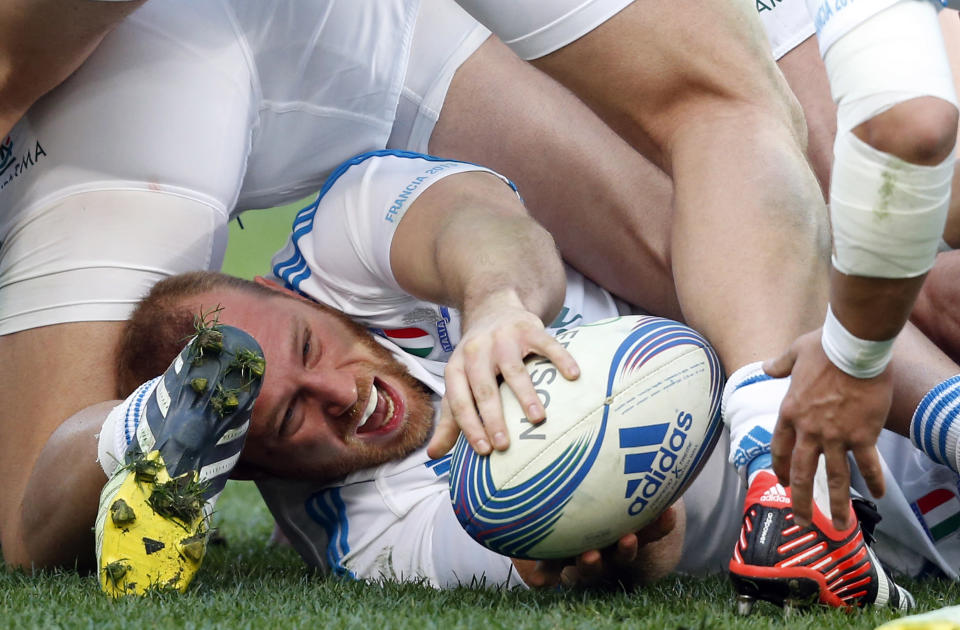 Italy's Leonardo Ghiraldini passes the ball during their Six Nations rugby match against France at the Olympic stadium in Rome February 3, 2013. REUTERS/Stefano Rellandini (ITALY - Tags: SPORT RUGBY) - RTR3DATR