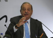 El magnate mexicano se ha dejado hasta el momento 17.600 millones de dólares, aunque llegó a acumular pérdidas de 25.000 millones. Carlos Slim controla América Móvil, el mayor operador de telecomunicaciones de América Latina y participa en otros sectores como el de la banca, la minería, los medios de comunicación o la construcción. (Foto: Fernando Llano / AP).