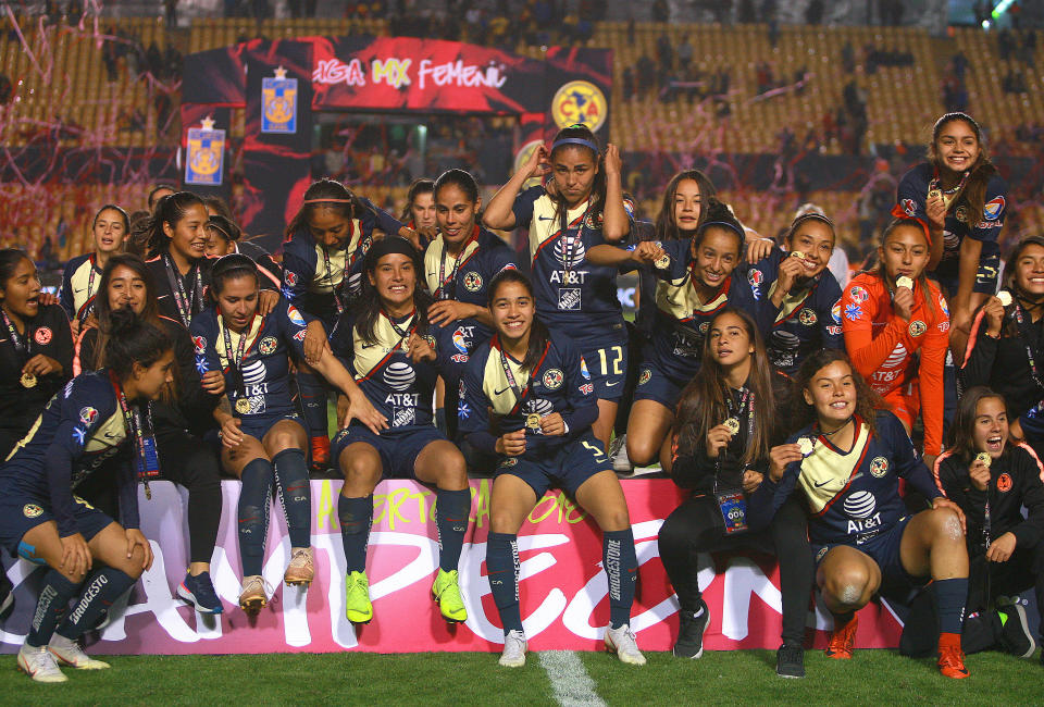 MONTERREY, MEXICO - DECEMBER 15: Players of America celebrate with the cup after the final second leg match between Tigres UANL and America as part of the Torneo Apertura 2018 Liga MX Femenil at Universitario de Monterrey on December 15, 2018 in Monterrey, Mexico. (Photo by Alfredo Lopez/Jam Media/Getty Images)