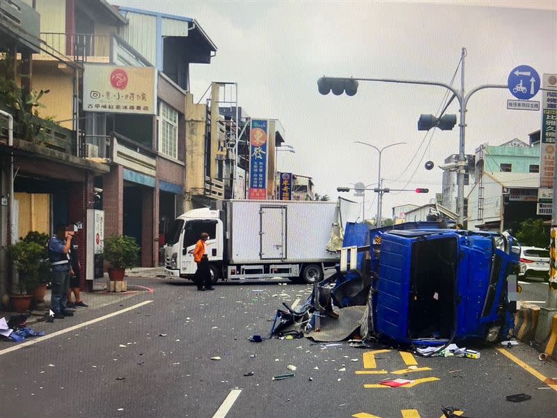 兩輛事故車擋在路口，引起不少路人圍觀。（圖／警方提供）