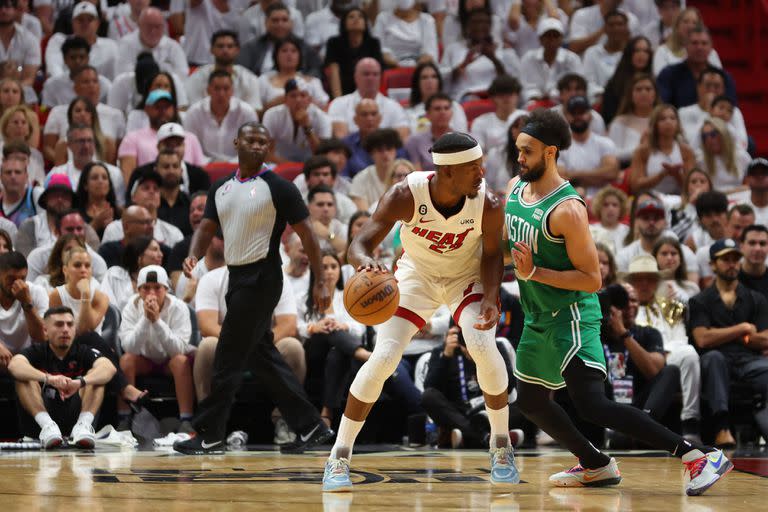 Jimmy Butler (Miami Heat) ante Derrick White