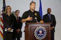 El jefe del departamento de Policía de Oak Creek, John O. Edwards, habla durante una rueda de prensa sobre el tiroteo en un templo sij en Wisconsin, el 8 de agosto de 2012. (AFP/GETTY IMAGES | Darren Hauck)