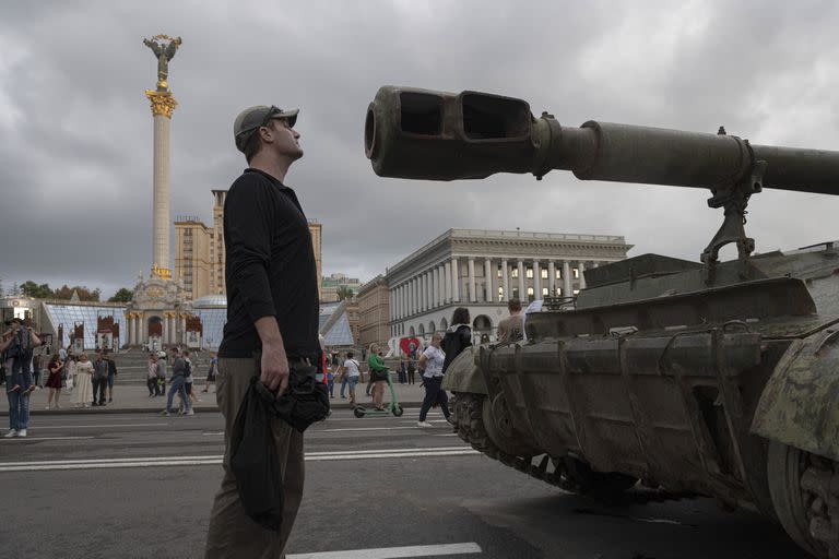 La gente de Kiev visita una muestra al aire libre de armamento ruso capturado por las fuerzas ucranianas