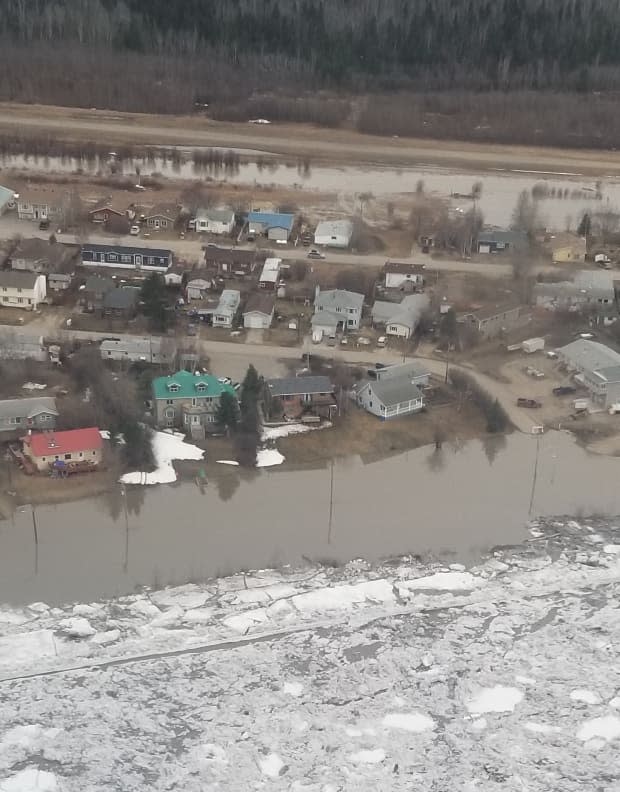 An aerial view of the flooding in Fort Simpson, Northwest Territories. (Christine Horesay - image credit)