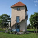 <p>Un hébergement pour le moins insolite ! Cet ancien pigeonnier reconverti en gite est situé au beau milieu de la campagne (à 2 km de Riom), pour une expérience pleinement apaisante.</p> <p><strong>Gite classé 3 épis par Gîtes de France</strong><br> Tarif : à partir de 450 € la semaine (base 2 personnes)<br> Capacité : 2 personnes (une chambre)</p> <p><a href="https://www.gites-de-france.com/fr/auvergne-rhone-alpes/puy-de-dome/le-pigeonnier-de-limagne-63g63799?travelers=2" rel="nofollow noopener" target="_blank" data-ylk="slk:Réserver le gite du Pigeonnier de Limagne à Riom (Puy-de-Dôme);elm:context_link;itc:0;sec:content-canvas" class="link ">Réserver le gite du Pigeonnier de Limagne à Riom (Puy-de-Dôme)</a></p> 