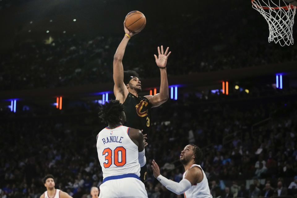 Cleveland Cavaliers' Jarrett Allen, center, drives past New York Knicks' Julius Randle, left, and Jalen Brunson, right, during the first half of an NBA basketball game Tuesday, Jan. 24, 2023, in New York. (AP Photo/Frank Franklin II)
