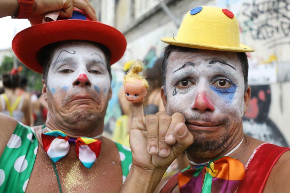<p>Feiernde posieren beim Ceu Na Terra „Bloco“, einer Straßenparty, während des Karnevals in Rio de Janeiro, Brasilien, 25. Februar 2017. (Bild: Mario Tama/Getty Images) </p>