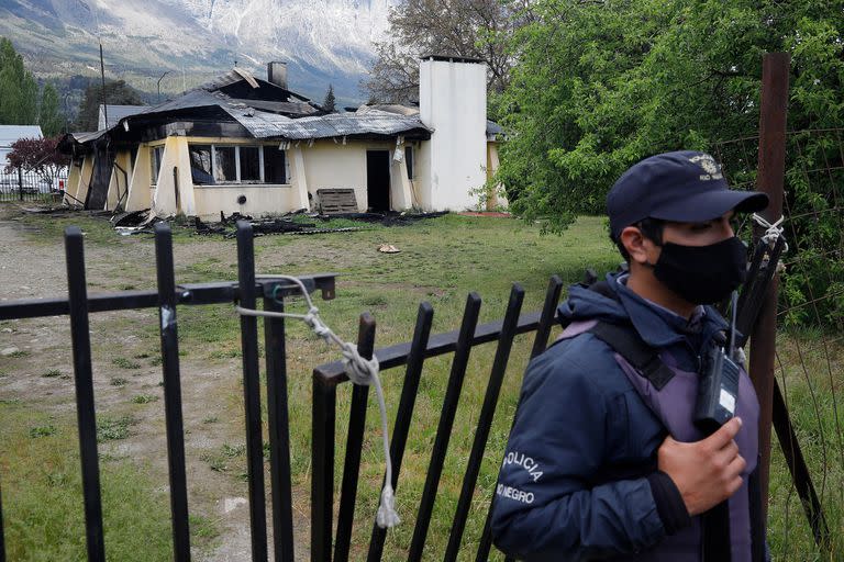 Así quedó el Club Andino Piltriquitrón, en El Bolsón, después del ataque incendiario reivindicado por el grupo RAM