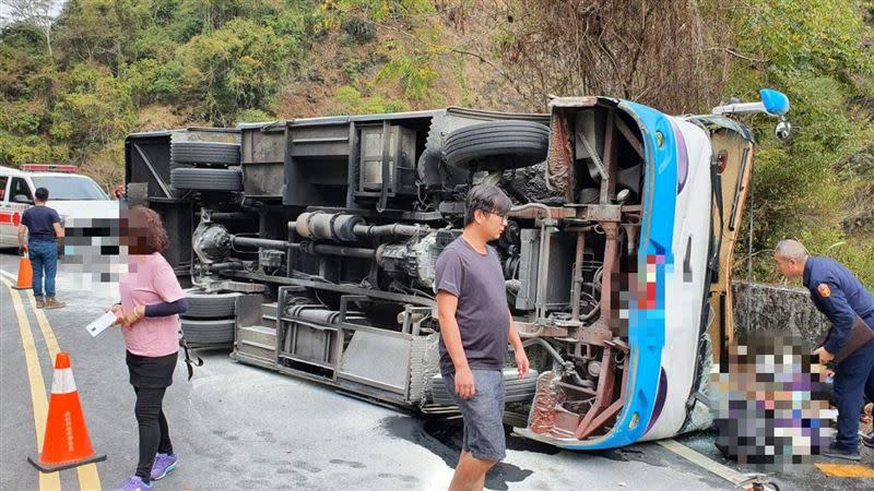 奧萬大一輛遊覽車翻覆，造成1死20傷慘劇。（圖／翻攝畫面）