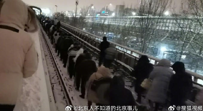 北京地鐵發生追撞意外後，乘客被指導離開事故現場。翻攝百度