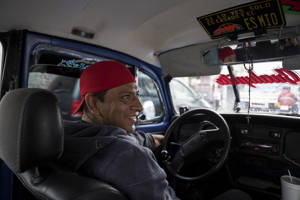 El taxista Claudio García se sienta en su Volkswagen Beetle, al que ha apodado "Gualupita" por su esposa, en el vecindario de Cuautepec, en Ciudad de México, el viernes 21 de junio de 2024. Aunque algunos de los autos más antiguos traquetean por las calles, con la pintura descascarillada desde hace mucho por años de trajín, otros conductores, como García, mantienen sus autos adornados y en plena forma. (AP Foto/Aurea Del Rosario)