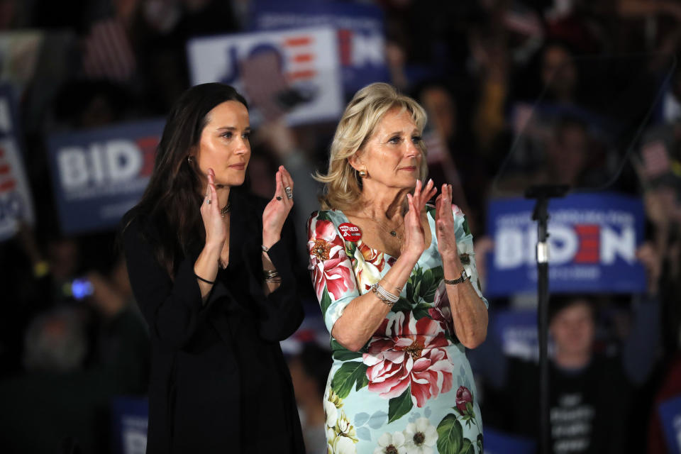 Jill Biden y su hija Ashley. (AP Photo/Gerald Herbert)