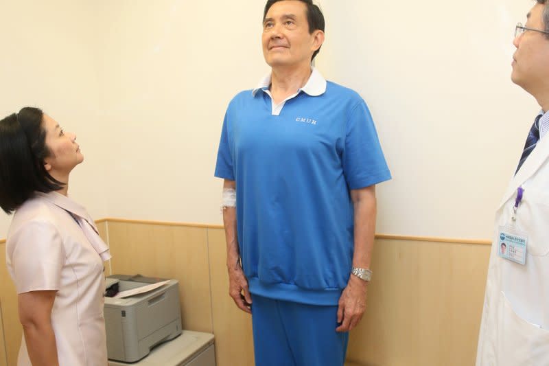總統馬英九（中）到台中中國醫藥大學附設醫院進行例行體檢，只胖了0.1公斤。（總統府提供）