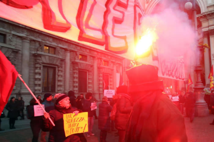 In Mailand protestieren die Menschen mit Leuchtraketen und Plakaten vor dem berühmten Opernhaus Teatro alla Scala. Doch nicht das Stück „Madama Butterfly“ von Puccini, das zur Saisoneröffnung gezeigt werden soll, ist Grund für die Aufstände. Linksradikale protestieren für Sozialwohnungen und Beschäftigung in der italienischen Stadt. (Foto: MATTEO BAZZI/EPA)